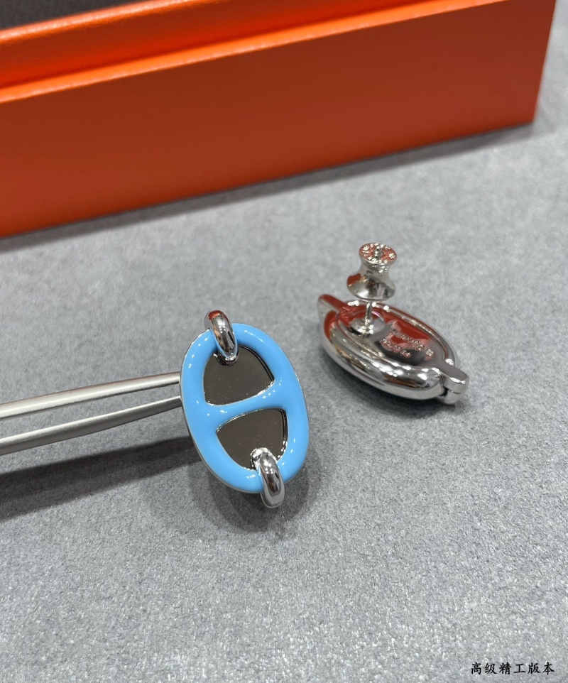 H**me5 earrings